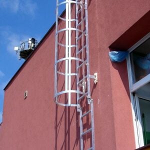 Drabina włazowa z koszem bezpieczeństwa aluminiowa &ndash; AluPro &ndash; zdjęcie 2