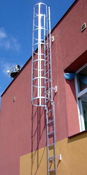 Drabina włazowa niesystemowa z koszem zabezpieczającym zestaw – wersja aluminiowa