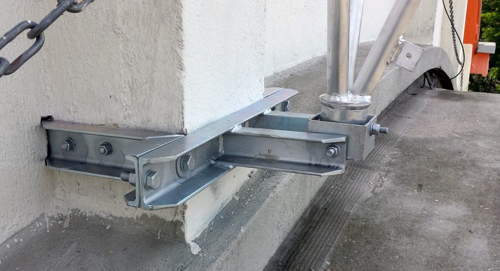 Maszt ścienny M500-12-S4-WM aluminiowy kratownicowy - mocowanie dolne
