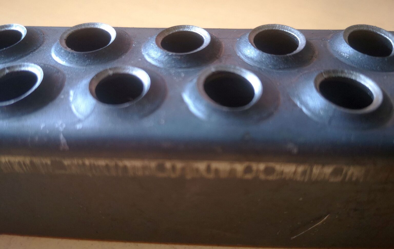Stopień (szczebel) drabinowy stalowy perforowany uniwersalny l=440 mm h=30mm w=40mm