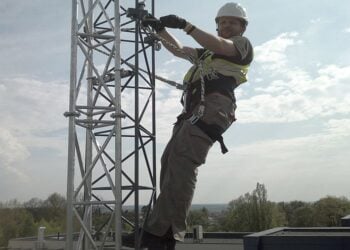 Maszt stalowy lakierowany na budynku Policji w Płocku