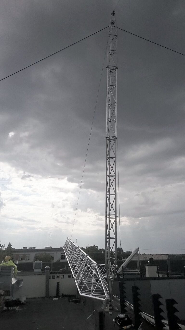 Maszt aluminiowy M1000-24 zainstalowany na budynku Policji niedaleko Warszawy (PL)