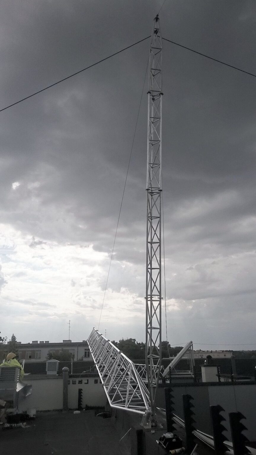 Maszt aluminiowy M1000-24 zainstalowany na budynku Policji niedaleko Warszawy (PL)
