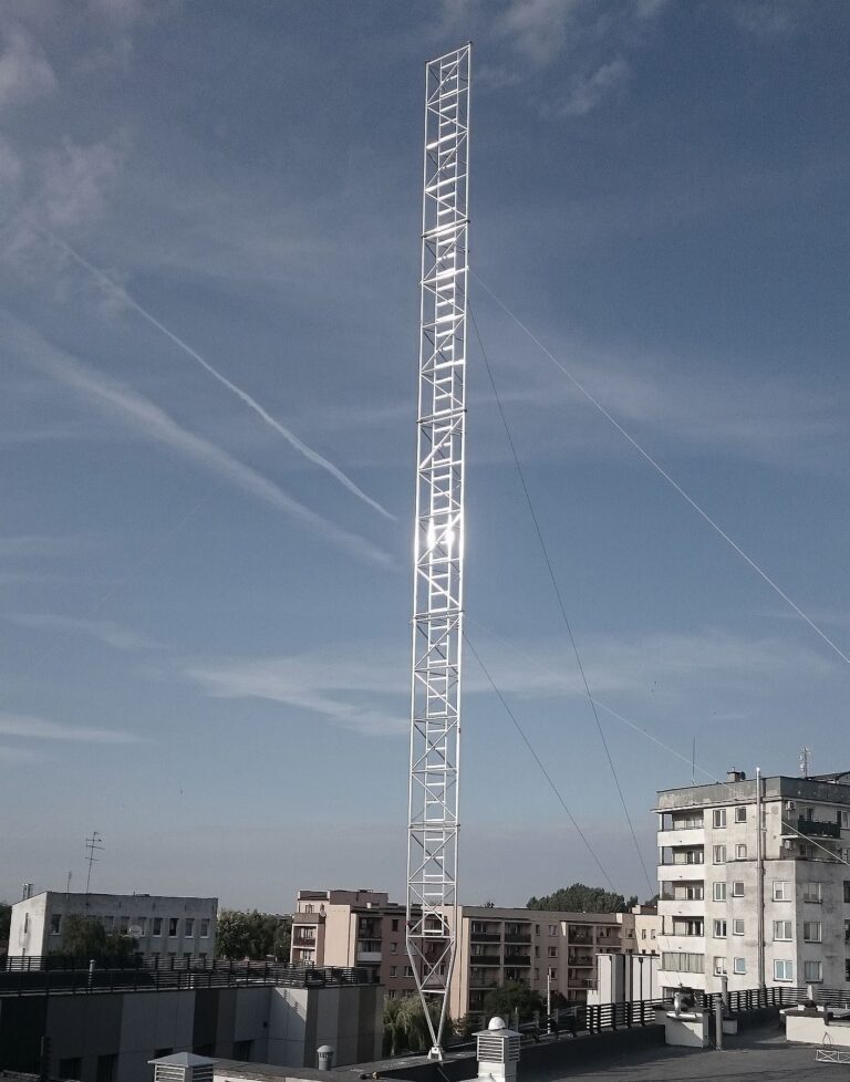 Maszt aluminiowy M1000-24 zainstalowany na budynku Policji niedaleko Warszawy (PL)