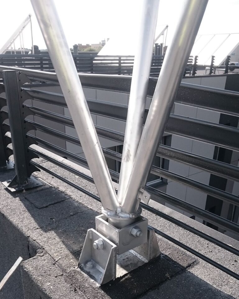 Maszt aluminiowy M1000-24 zainstalowany na budynku Policji niedaleko Warszawy (PL)