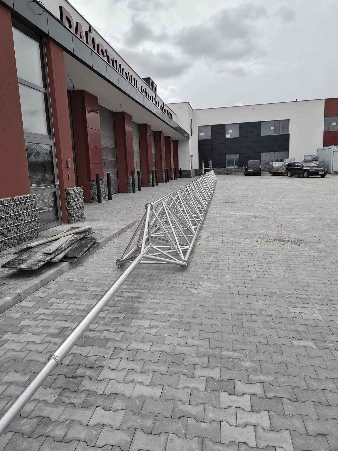 Maszt M1000-36 na dachu Straży Pożarnej