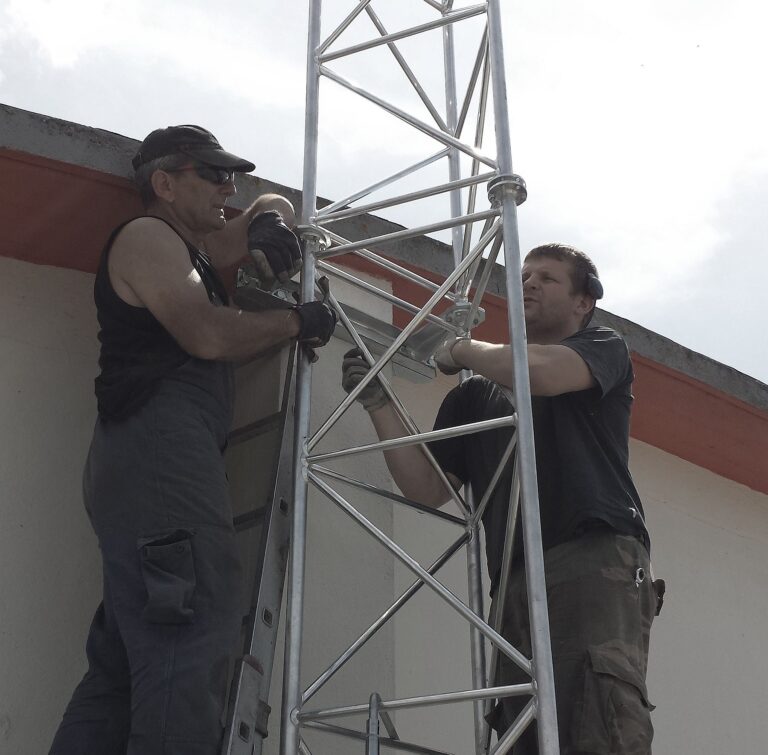 M500-12 Aluminiowy maszt przyścienny w Forbach (Francja)