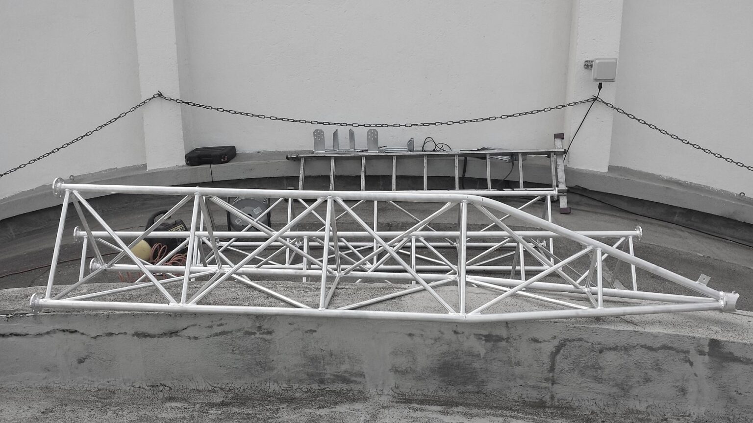 M500-12 Aluminiowy maszt przyścienny w Forbach (Francja)