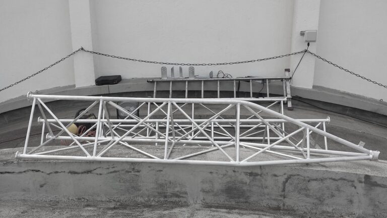 M500-12 Aluminiowy maszt przyścienny w Forbach (Francja)