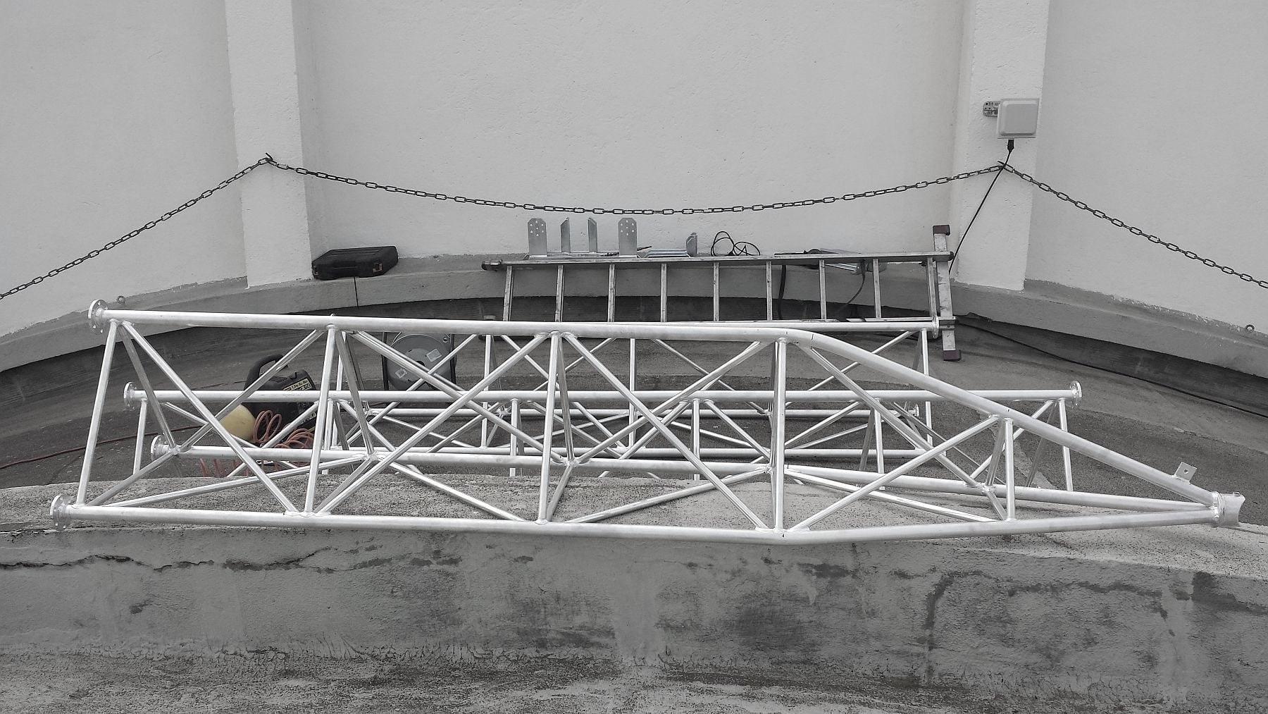 M500-12 Aluminiowy maszt przyścienny w Forbach (Francja)