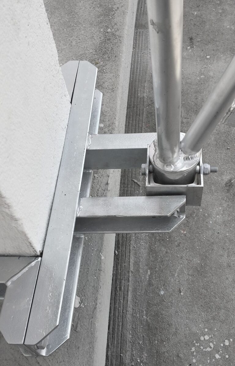 M500-12 Aluminiowy maszt przyścienny w Forbach (Francja)
