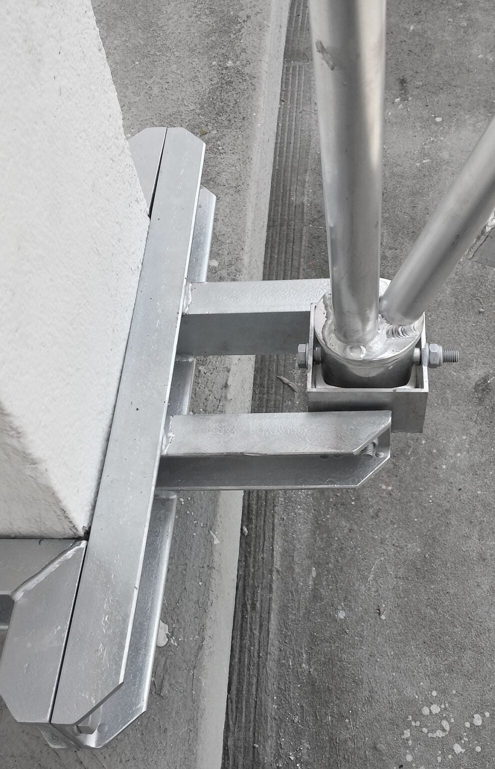 M500-12 Aluminiowy maszt przyścienny w Forbach (Francja)
