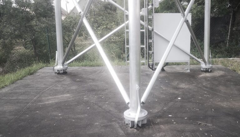 Wieża aluminiowa T1000-30 z górną platformą roboczą – południe Polski.
