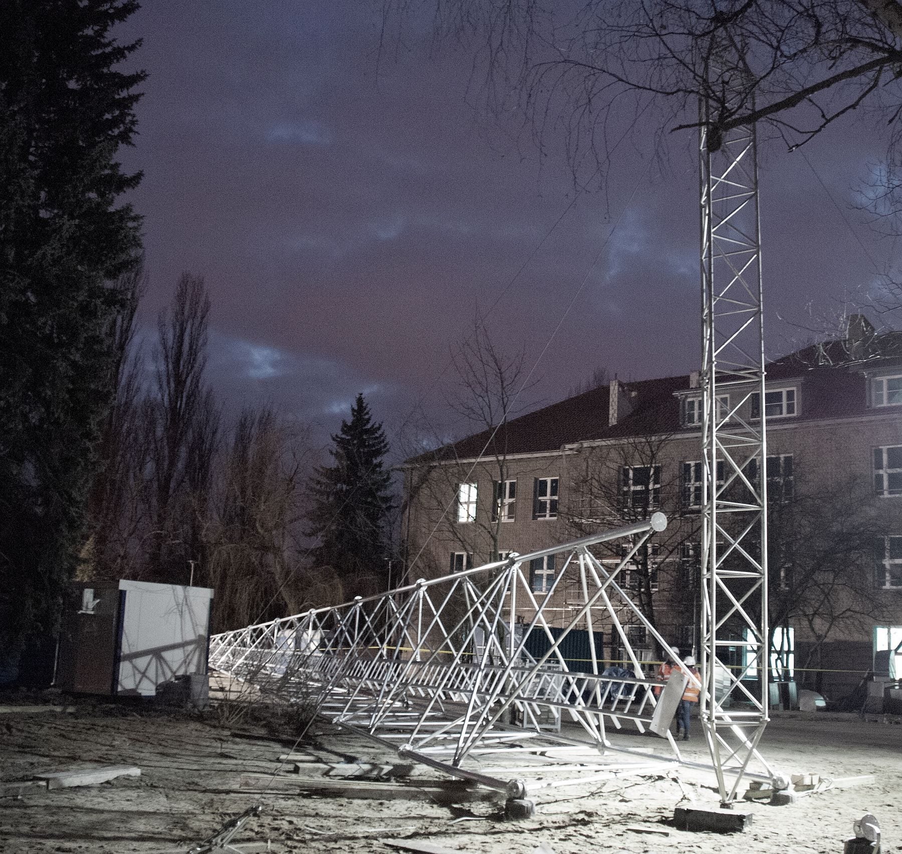 Wieża T1000-45 w Warszawie podczas montażu