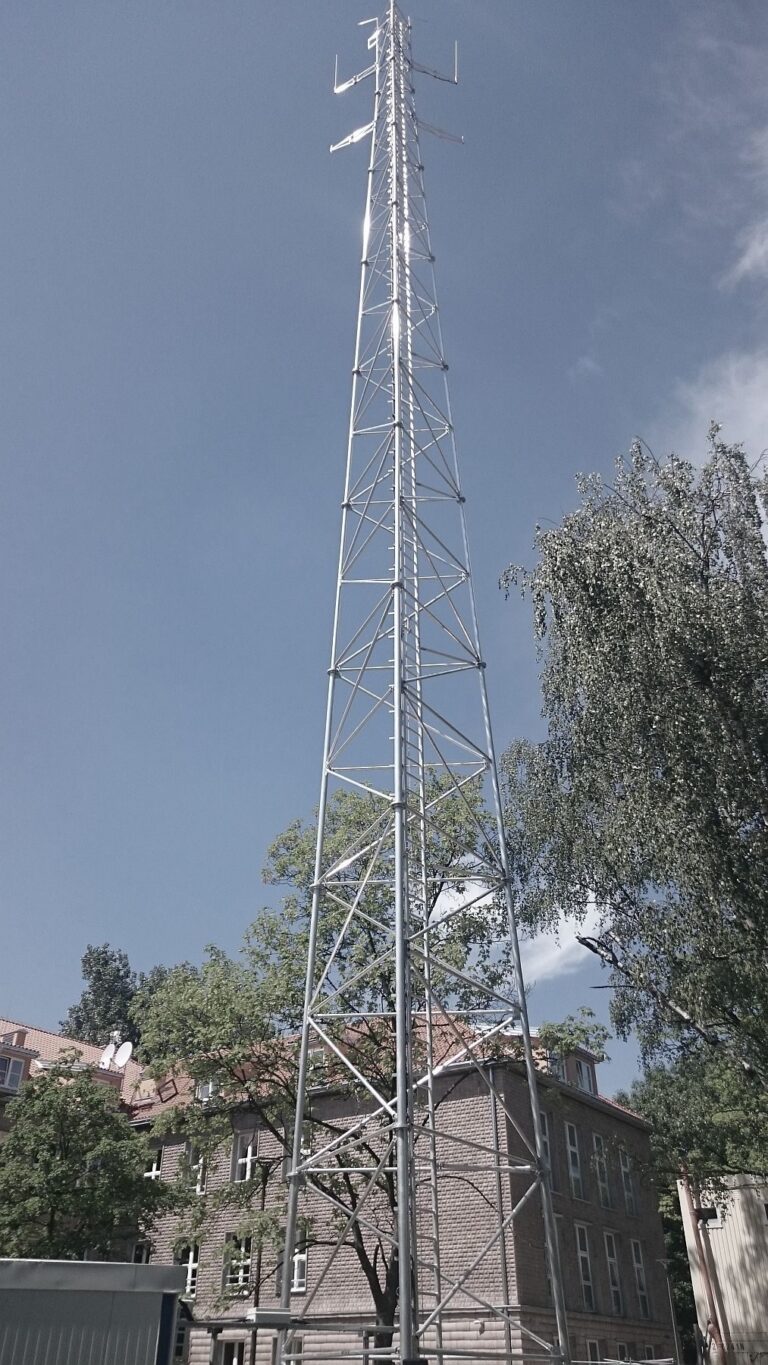 Wieża kratownicowa T1000-45 w Warszawie na terenie jednostki szkolenia Policji (PL)