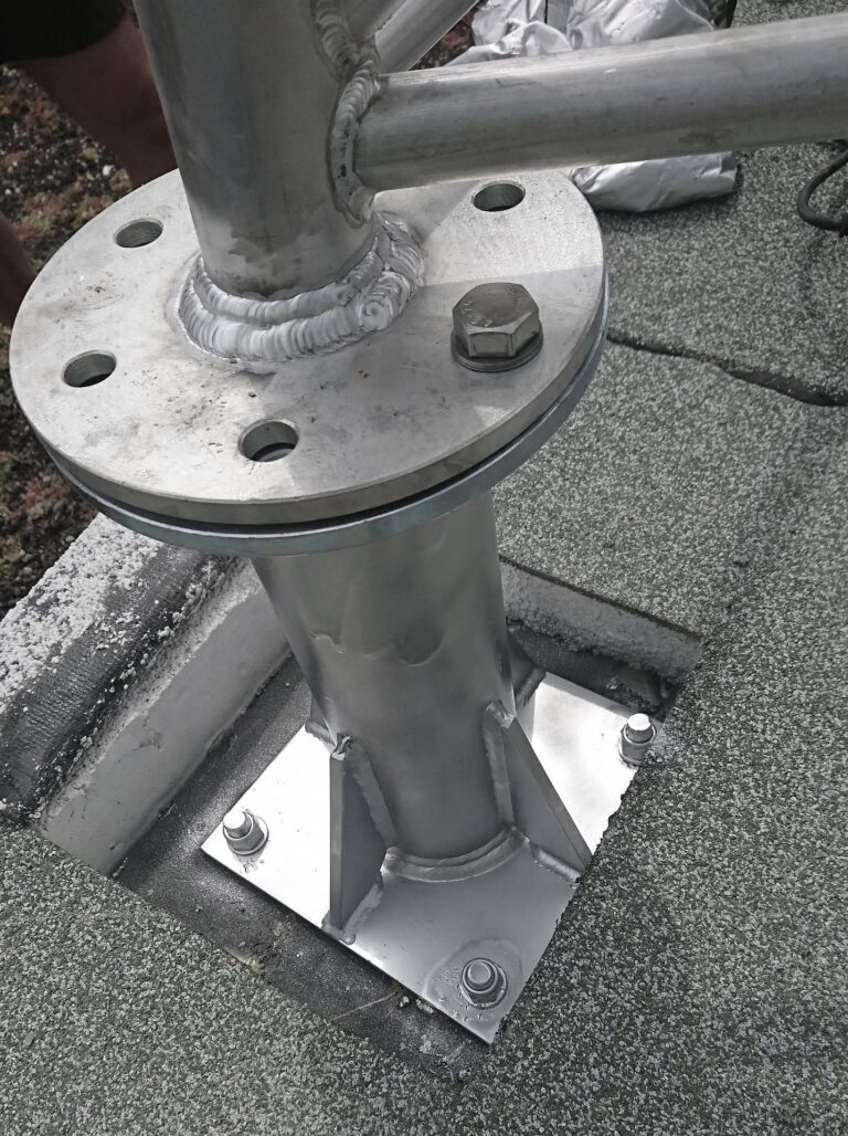 Niewielka wieżyczka aluminiowa T1000-8 zainstalowana na dachu w Meppen dla FMS Internetservice (Niemcy)