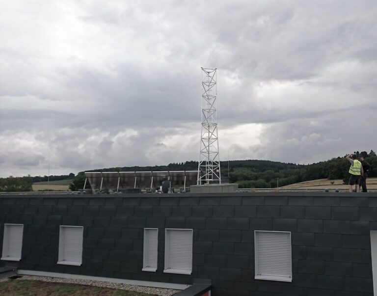 Niewielka wieżyczka aluminiowa T1000-8 zainstalowana na dachu w Meppen dla FMS Internetservice (Niemcy)