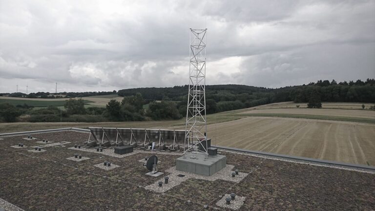 Niewielka wieżyczka aluminiowa T1000-8 zainstalowana na dachu w Meppen dla FMS Internetservice (Niemcy)