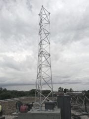 Niewielka wieżyczka aluminiowa T1000-8 zainstalowana na dachu w Meppen dla FMS Internetservice (Niemcy)
