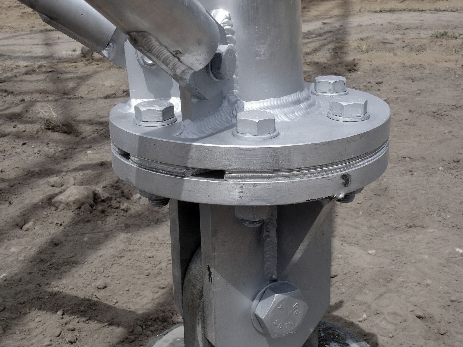 Wieża aluminiowa kratownicowa T1000-28 zbudowana w Neukirchen-Vluyn (Niemcy). Dwie wieże prawdę mówiąc.