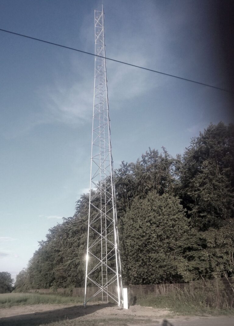 Wieża aluminiowa kratownicowa T1000-28 zbudowana w Neukirchen-Vluyn (Niemcy). Dwie wieże prawdę mówiąc.