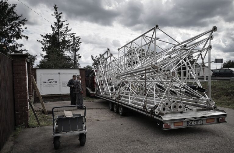 Wieża aluminiowa kratownicowa T1000-28 zbudowana w Neukirchen-Vluyn (Niemcy). Dwie wieże prawdę mówiąc.