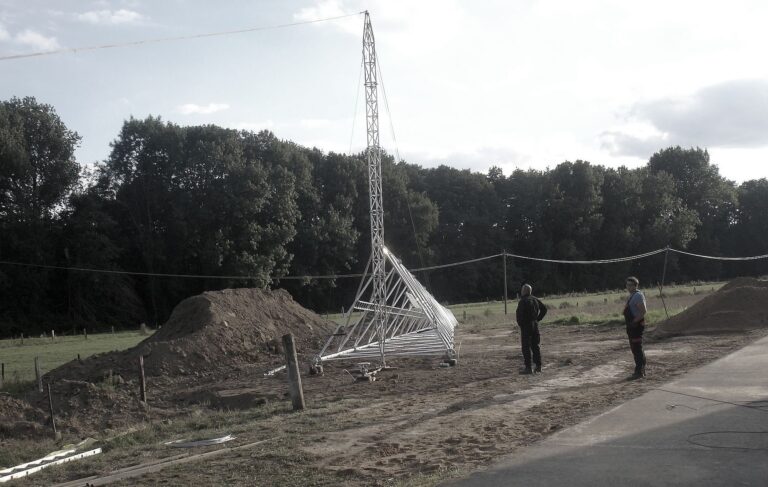 Wieża aluminiowa kratownicowa T1000-28 zbudowana w Neukirchen-Vluyn (Niemcy). Dwie wieże prawdę mówiąc.