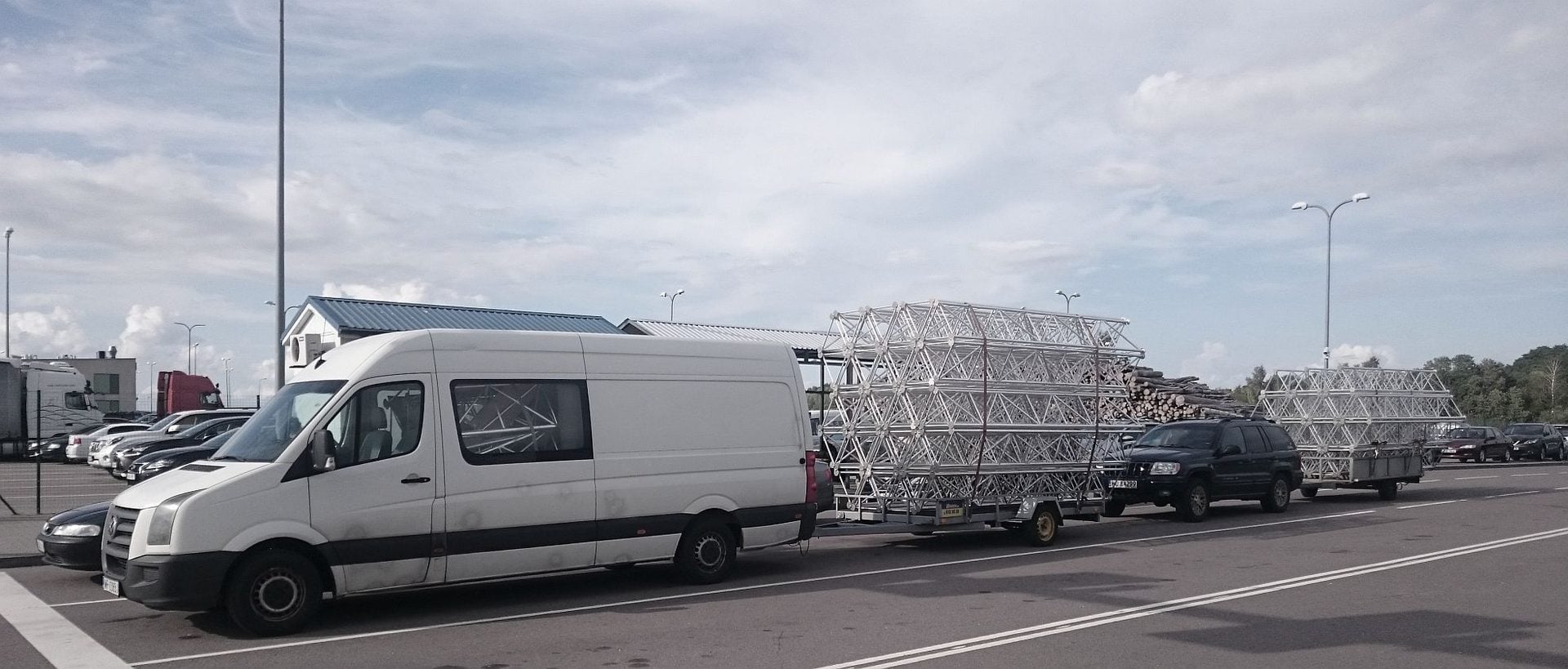 Dziesięć masztów telekomunikacyjnych M500-28 wybudowanych na pięknej wyspie Vormsi położonej nad Bałtykiem (Estonia)