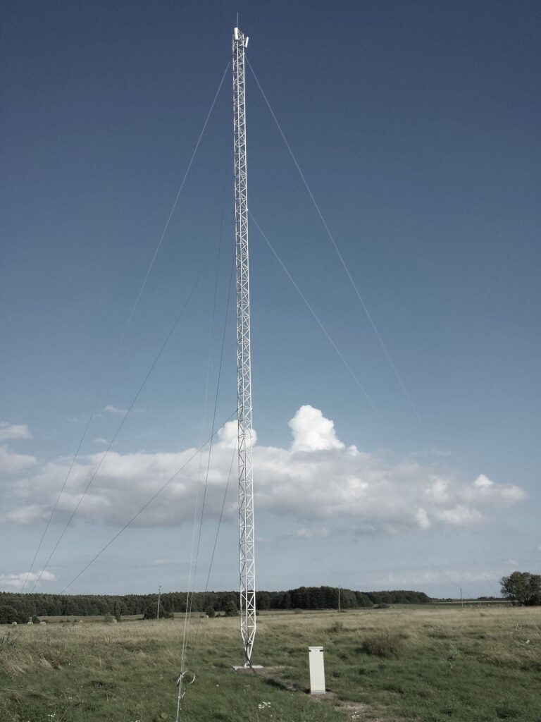 Dziesięć masztów telekomunikacyjnych M500-28 wybudowanych na pięknej wyspie Vormsi położonej nad Bałtykiem (Estonia)