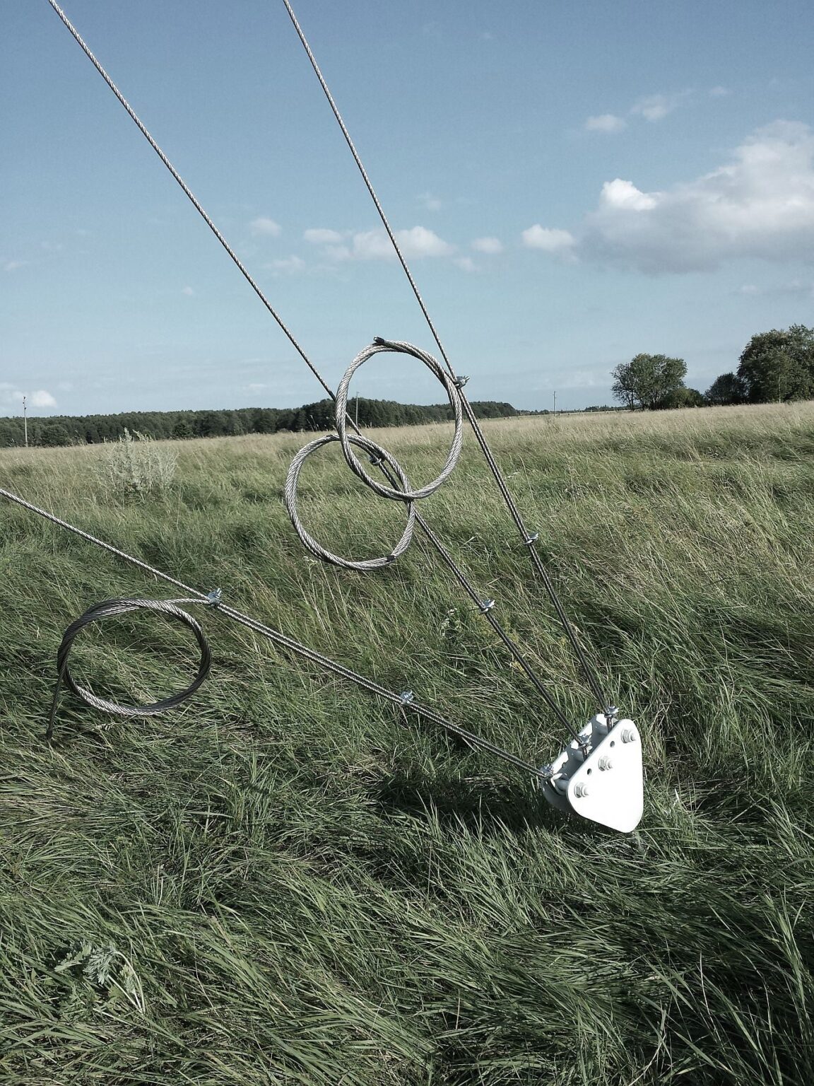 Dziesięć masztów telekomunikacyjnych M500-28 wybudowanych na pięknej wyspie Vormsi położonej nad Bałtykiem (Estonia)