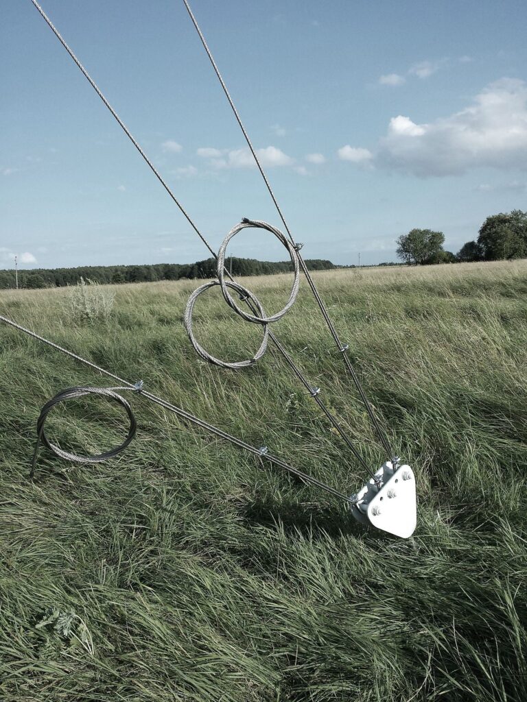 Dziesięć masztów telekomunikacyjnych M500-28 wybudowanych na pięknej wyspie Vormsi położonej nad Bałtykiem (Estonia)