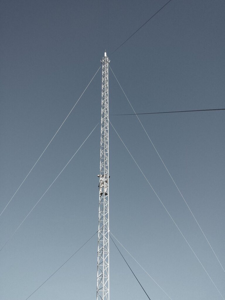 Dziesięć masztów telekomunikacyjnych M500-28 wybudowanych na pięknej wyspie Vormsi położonej nad Bałtykiem (Estonia)