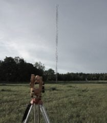 Dziesięć masztów telekomunikacyjnych M500-28 wybudowanych na pięknej wyspie Vormsi położonej nad Bałtykiem (Estonia)